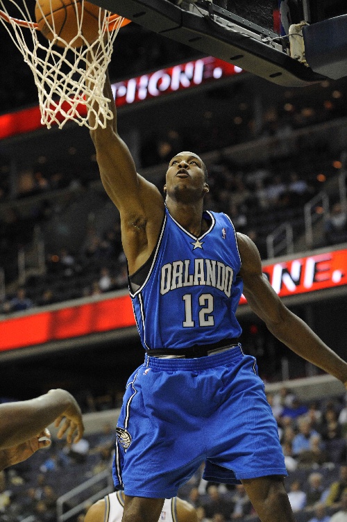 上场还早！广东新援走路一瘸一拐 首秀时间未知（登场尚早！广东新援仍在恢复，首秀时间待定）