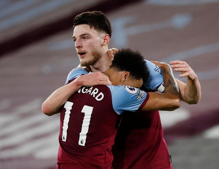 湖人詹姆斯关键三分锁定胜利（詹姆斯命中关键三分助湖人锁定胜局）