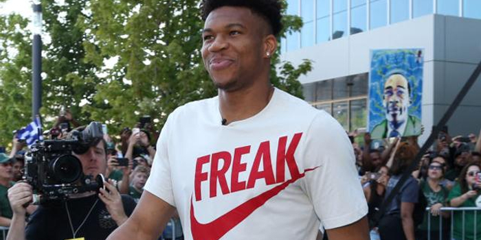 西甲：皇马客场2-2战平比利亚雷亚尔（西甲：皇马客场与比利亚雷亚尔2-2握手言和）