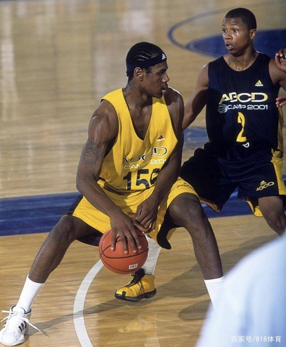 身背两黄，德容与卡萨多在欧冠再吃黄牌就要停赛（德容、卡萨多已两黄在身，欧冠再领黄牌将被停赛）